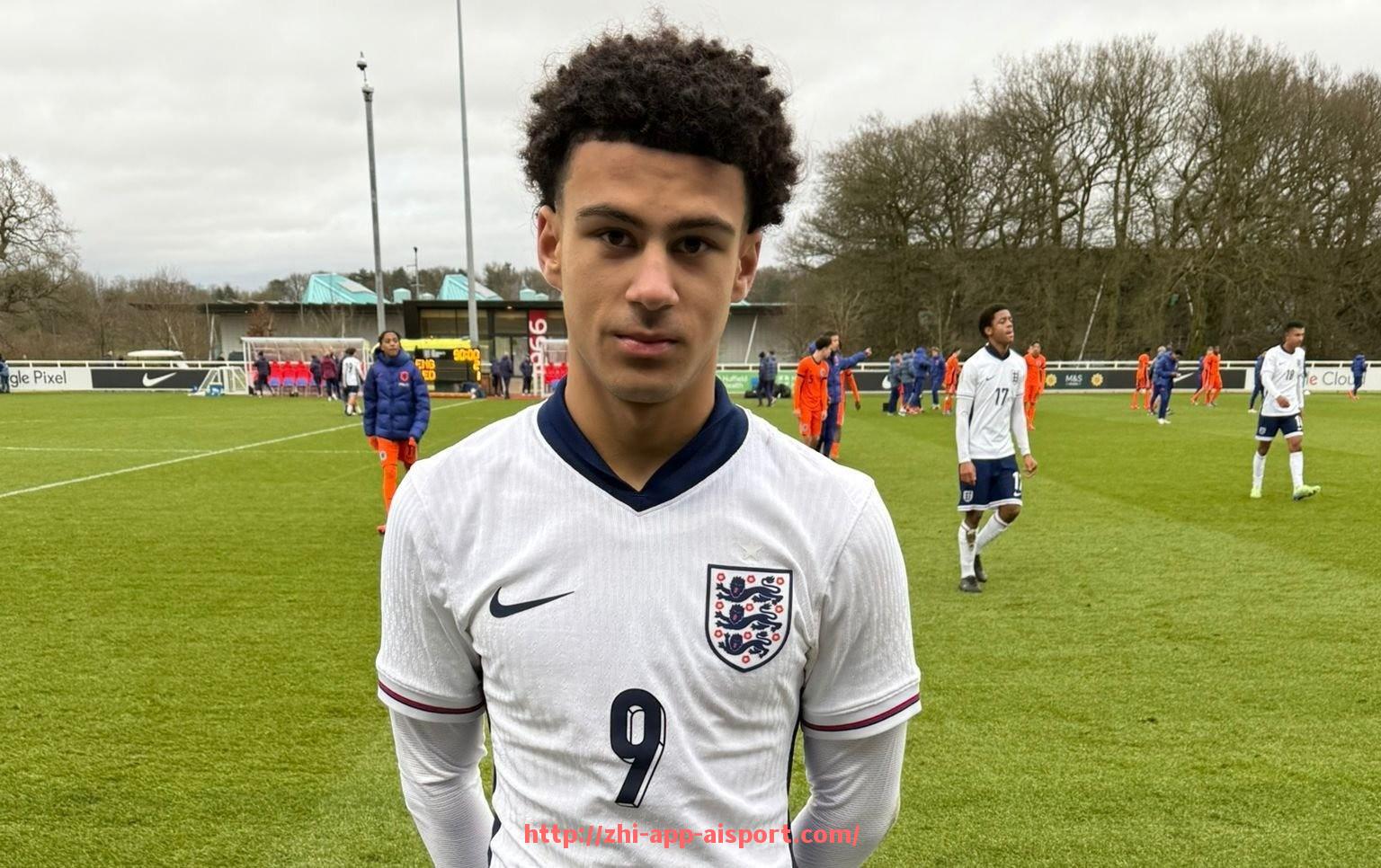 爱体育app-球迷为德甲球队道歉事件盘点及舆论反应分析